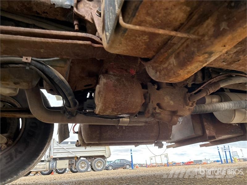 International 032-2 1900 kg Knuckle Boom on International WorkSt Lastbil med kran