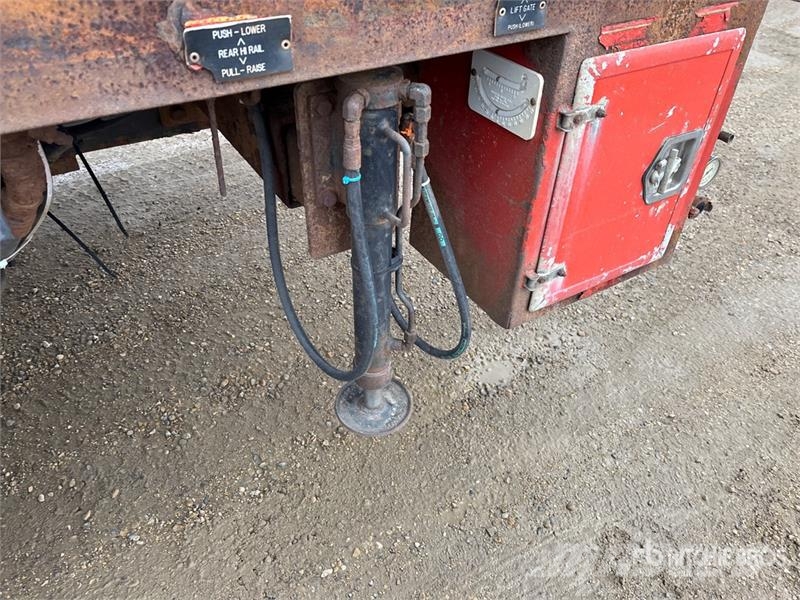 International 032-2 1900 kg Knuckle Boom on International WorkSt Lastbil med kran