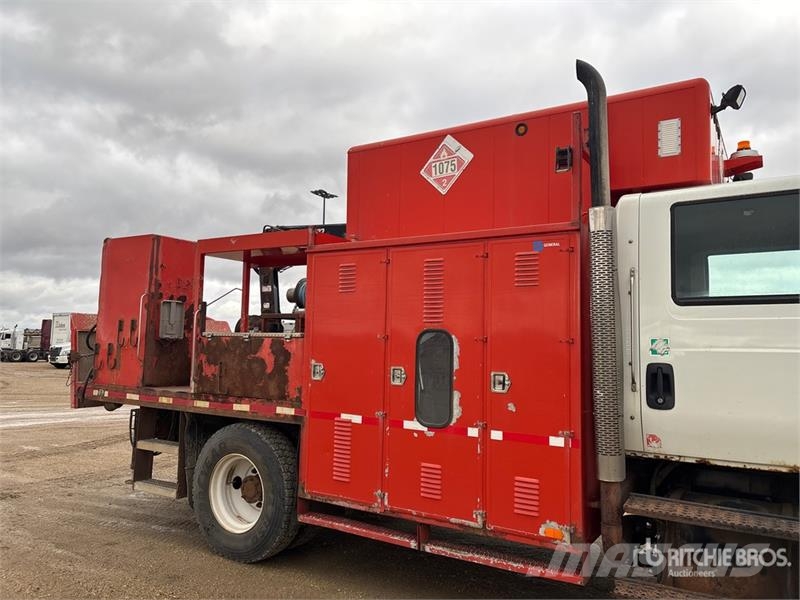 International 032-2 1900 kg Knuckle Boom on International WorkSt Lastbil med kran
