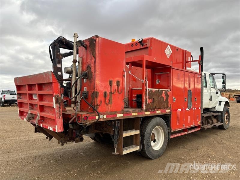 International 032-2 1900 kg Knuckle Boom on International WorkSt Lastbil med kran