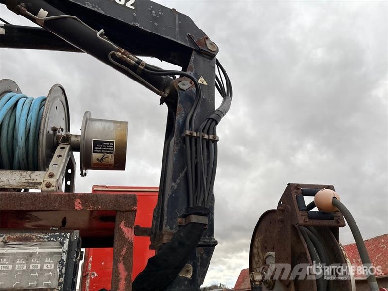 International 032-2 1900 kg Knuckle Boom on International WorkSt Lastbil med kran