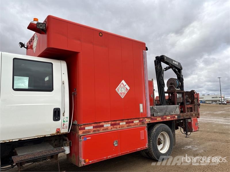 International 032-2 1900 kg Knuckle Boom on International WorkSt Lastbil med kran