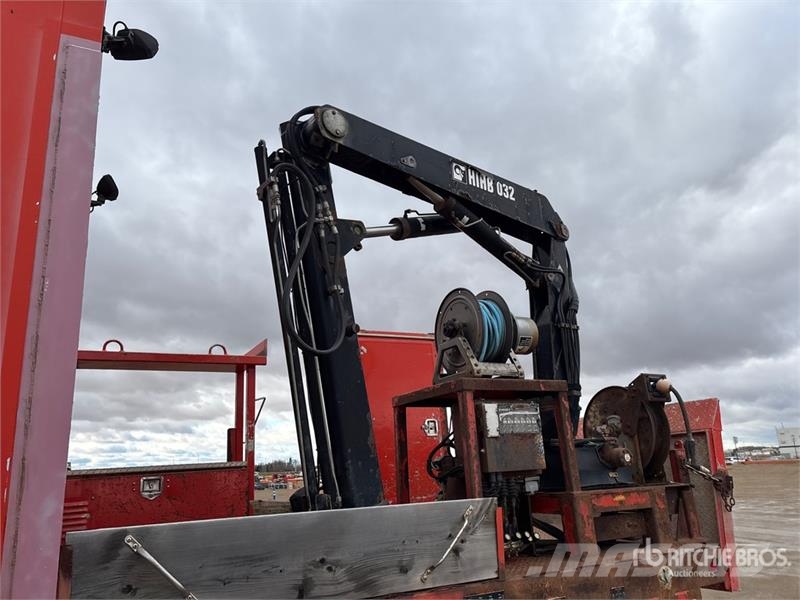 International 032-2 1900 kg Knuckle Boom on International WorkSt Lastbil med kran