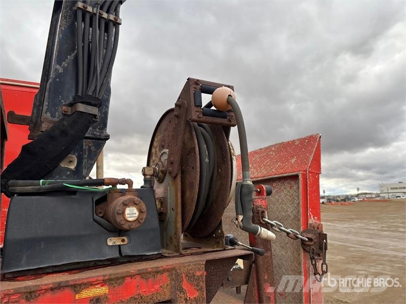 International 032-2 1900 kg Knuckle Boom on International WorkSt Lastbil med kran
