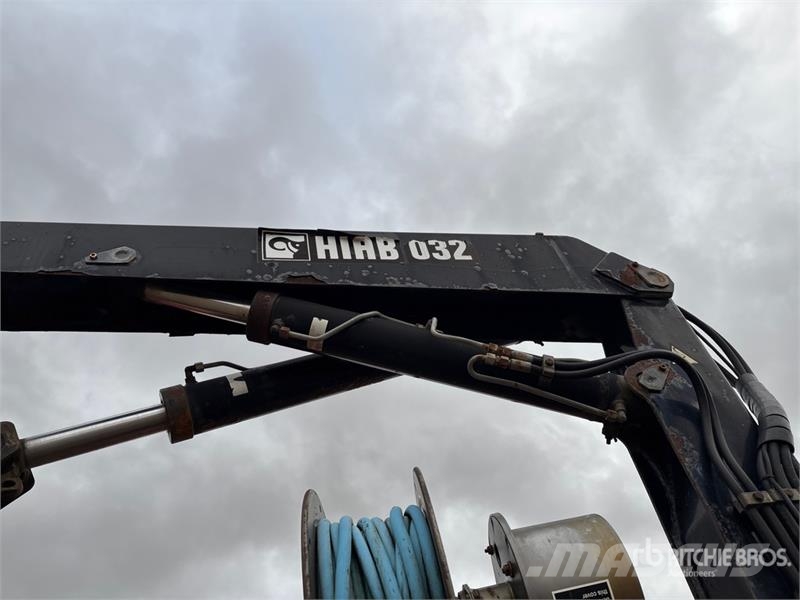 International 032-2 1900 kg Knuckle Boom on International WorkSt Lastbil med kran