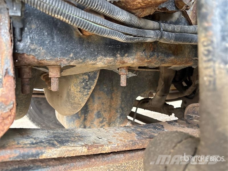 International 032-2 1900 kg Knuckle Boom on International WorkSt Lastbil med kran