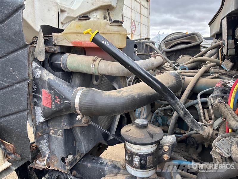 International 032-2 1900 kg Knuckle Boom on International WorkSt Lastbil med kran