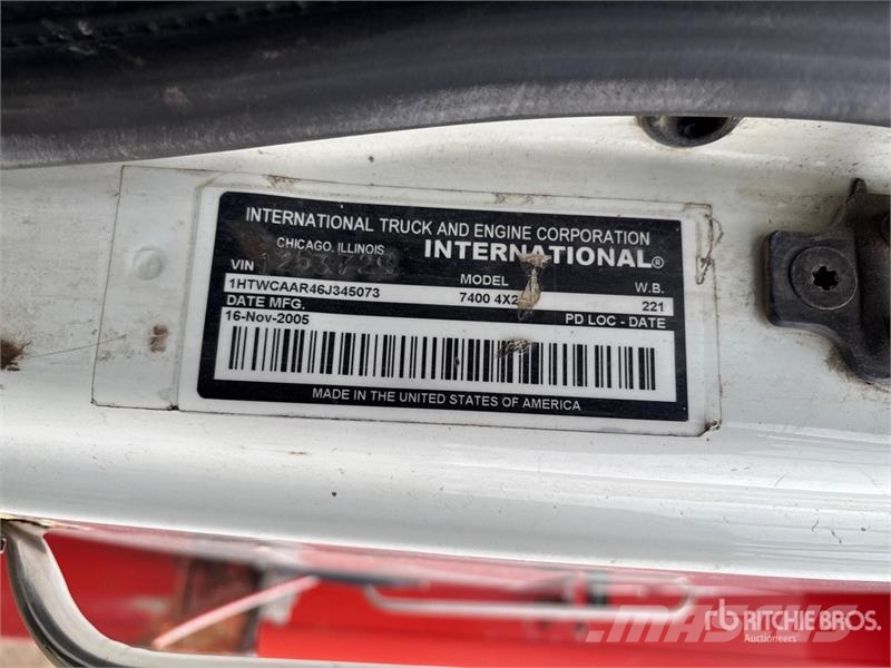 International 032-2 1900 kg Knuckle Boom on International WorkSt Lastbil med kran