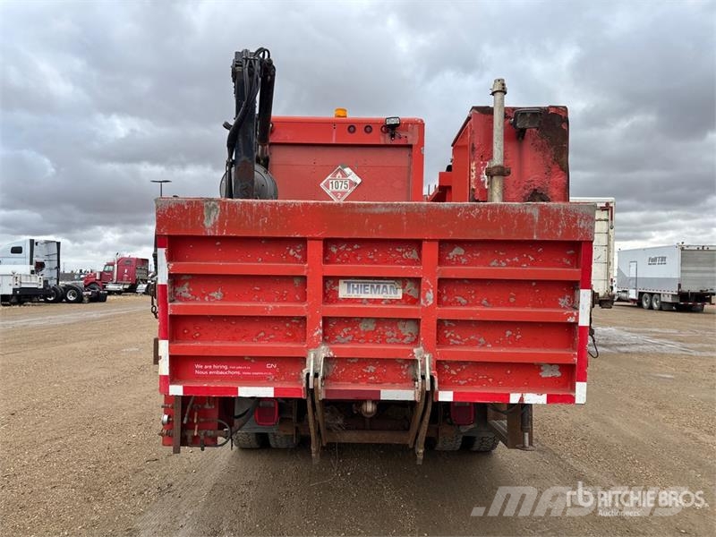 International 032-2 1900 kg Knuckle Boom on International WorkSt Lastbil med kran