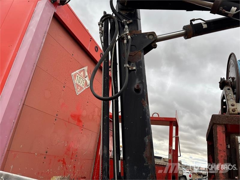 International 032-2 1900 kg Knuckle Boom on International WorkSt Lastbil med kran