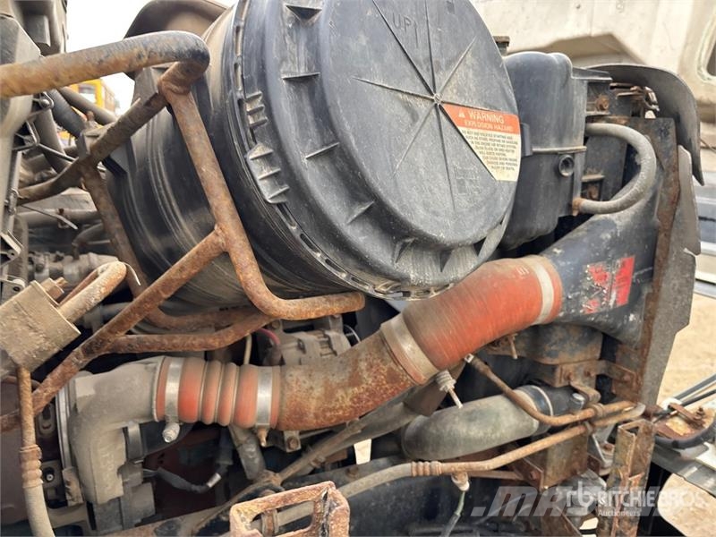 International 032-2 1900 kg Knuckle Boom on International WorkSt Lastbil med kran
