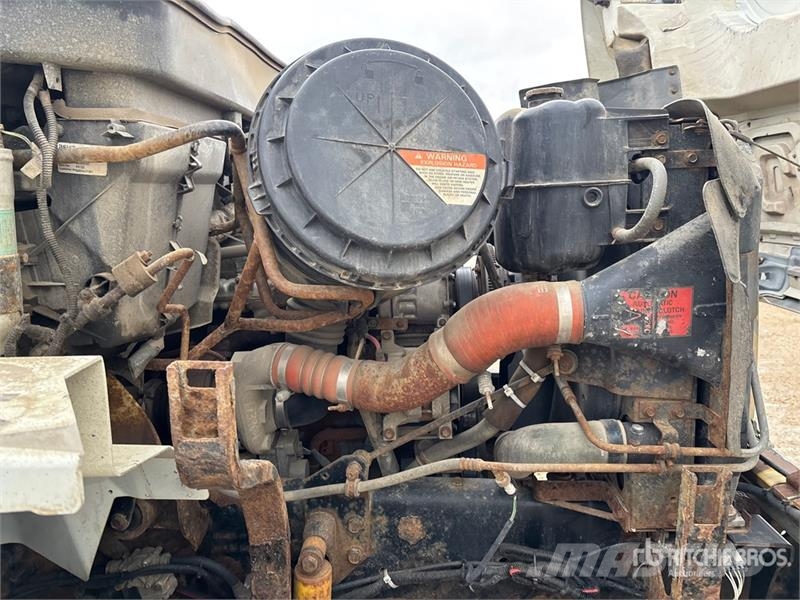 International 032-2 1900 kg Knuckle Boom on International WorkSt Lastbil med kran