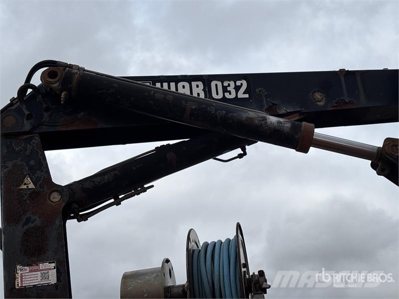 International 032-2 1900 kg Knuckle Boom on International WorkSt Lastbil med kran