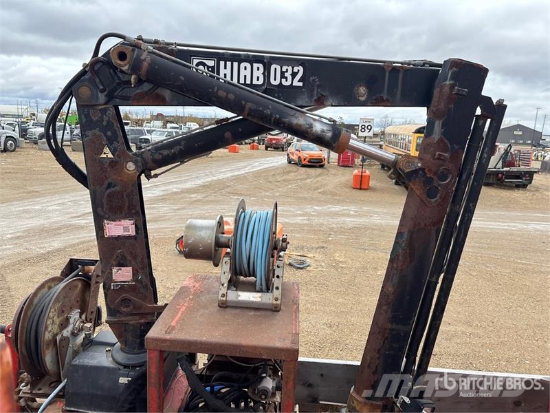 International 032-2 1900 kg Knuckle Boom on International WorkSt Lastbil med kran