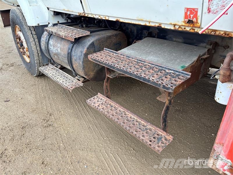 International 032-2 1900 kg Knuckle Boom on International WorkSt Lastbil med kran