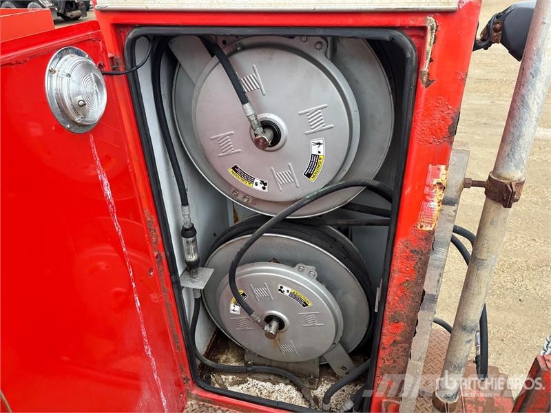 International 032-2 1900 kg Knuckle Boom on International WorkSt Lastbil med kran