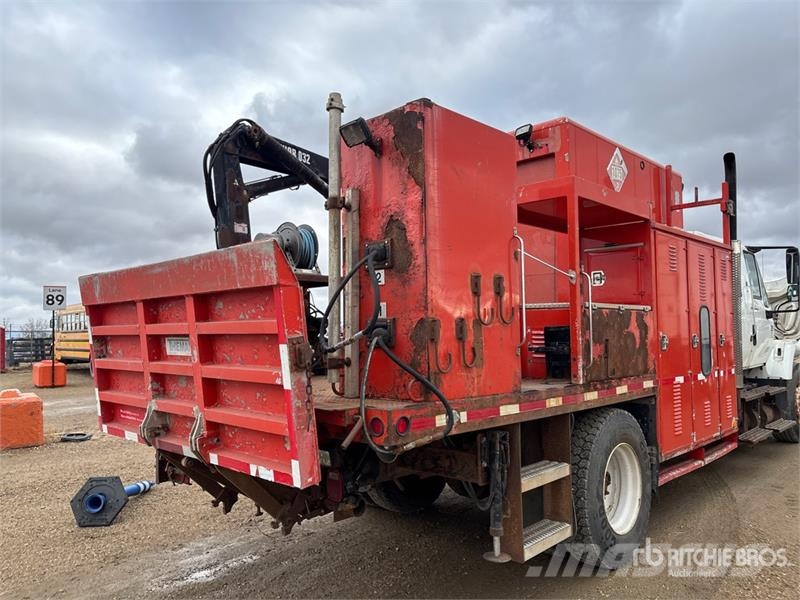 International 032-2 1900 kg Knuckle Boom on International WorkSt Lastbil med kran