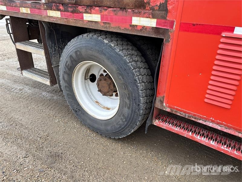 International 032-2 1900 kg Knuckle Boom on International WorkSt Lastbil med kran