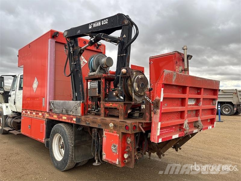 International 032-2 1900 kg Knuckle Boom on International WorkSt Lastbil med kran