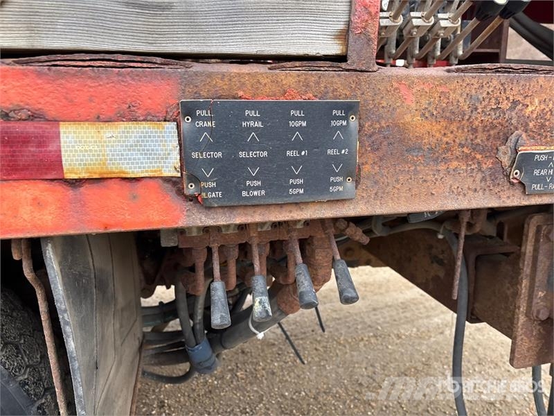 International 032-2 1900 kg Knuckle Boom on International WorkSt Lastbil med kran