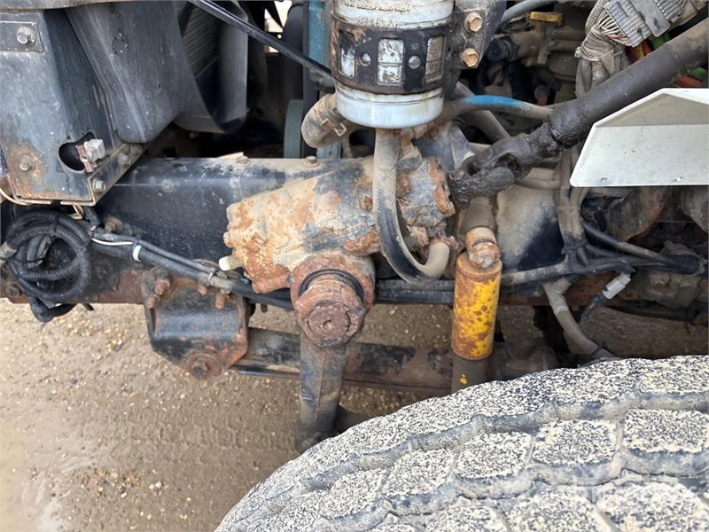 International 032-2 1900 kg Knuckle Boom on International WorkSt Lastbil med kran