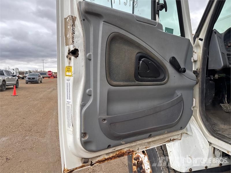 International 032-2 1900 kg Knuckle Boom on International WorkSt Lastbil med kran