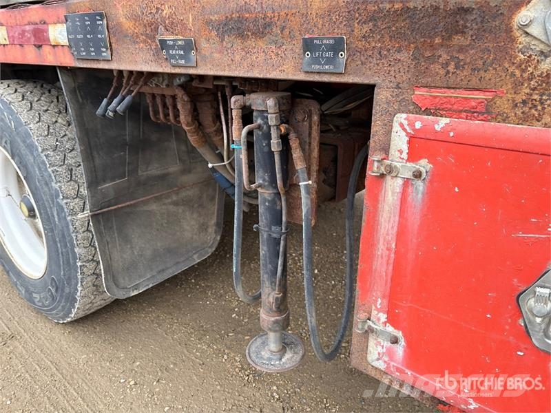 International 032-2 1900 kg Knuckle Boom on International WorkSt Lastbil med kran