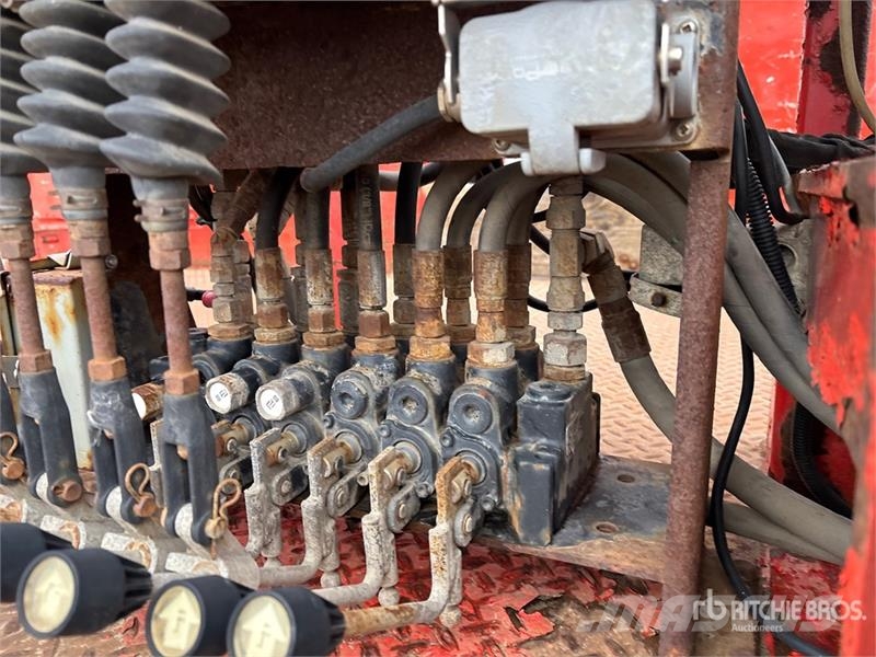 International 032-2 1900 kg Knuckle Boom on International WorkSt Lastbil med kran