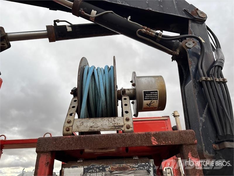 International 032-2 1900 kg Knuckle Boom on International WorkSt Lastbil med kran