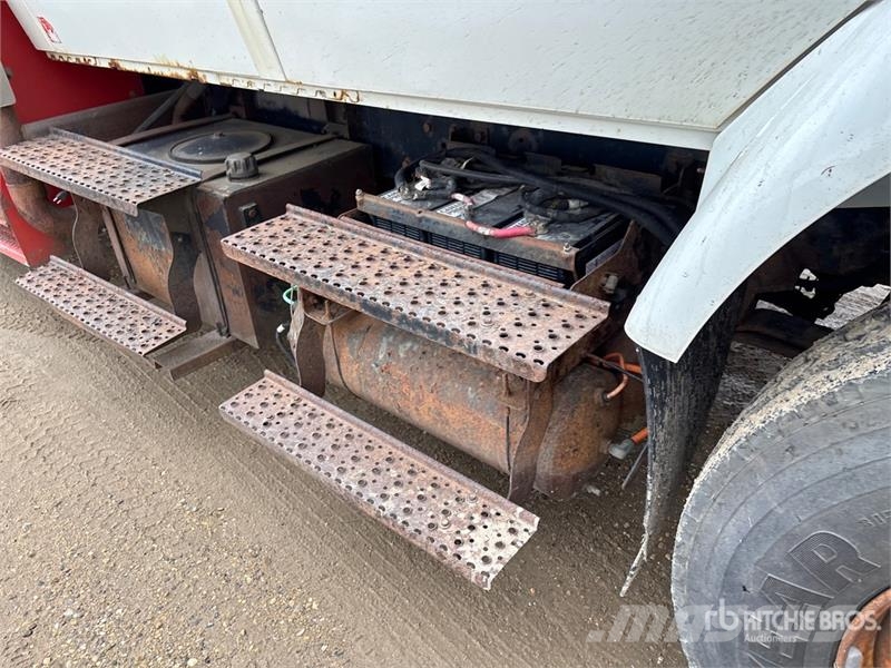 International 032-2 1900 kg Knuckle Boom on International WorkSt Lastbil med kran