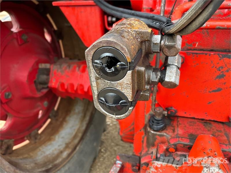 International 1086 2WD Tractor الجرارات