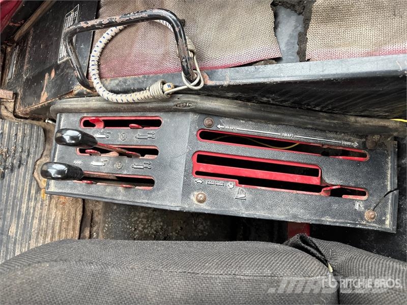 International 1086 2WD Tractor الجرارات