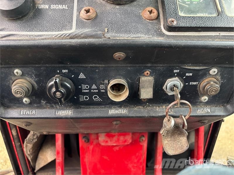 International 1086 2WD Tractor الجرارات