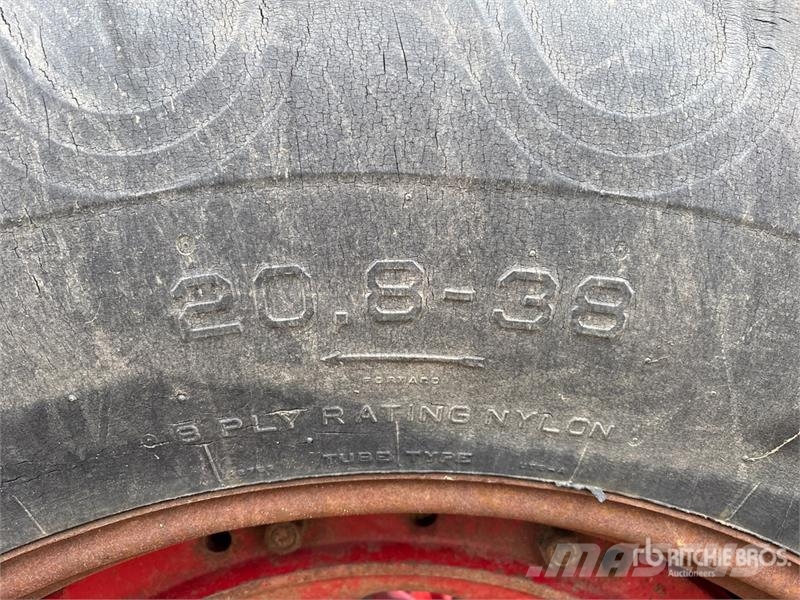 International 1086 2WD Tractor الجرارات