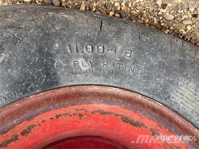 International 1086 2WD Tractor الجرارات