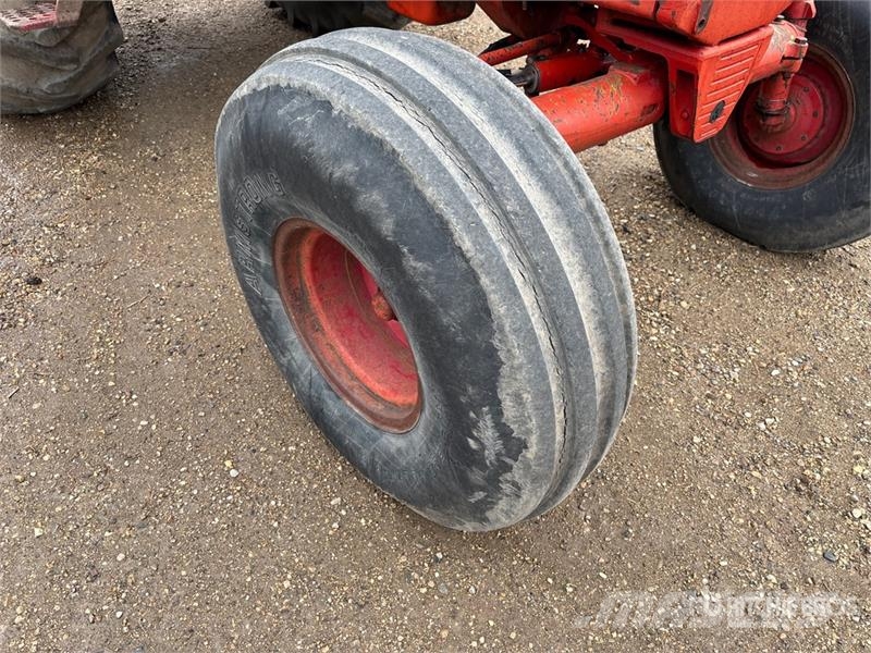 International 1086 2WD Tractor الجرارات