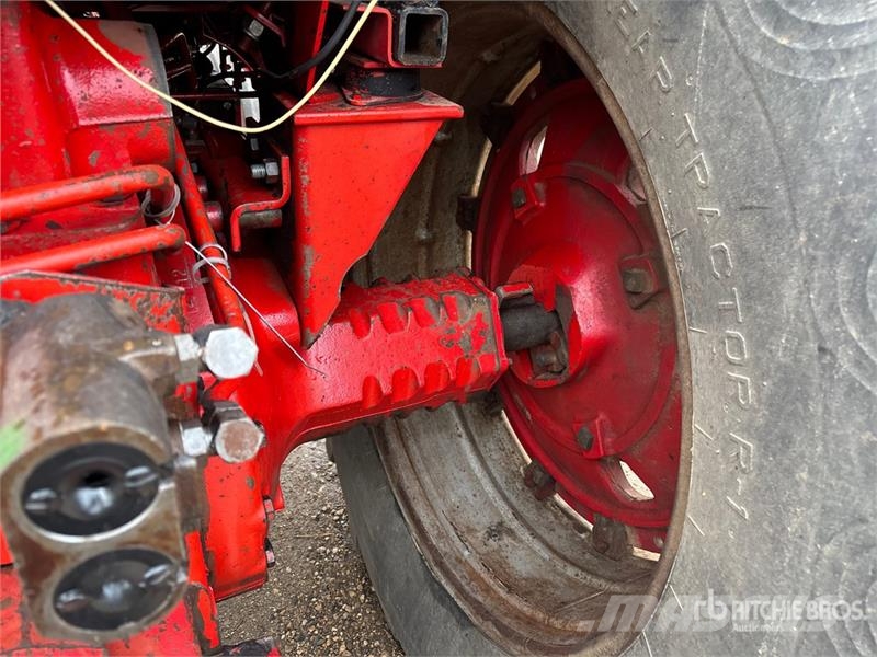 International 1086 2WD Tractor الجرارات