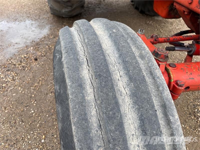 International 1086 2WD Tractor الجرارات
