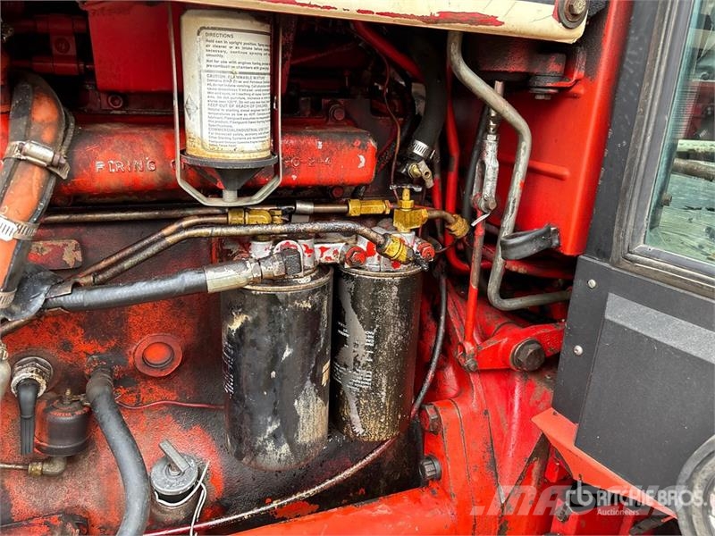 International 1086 2WD Tractor الجرارات