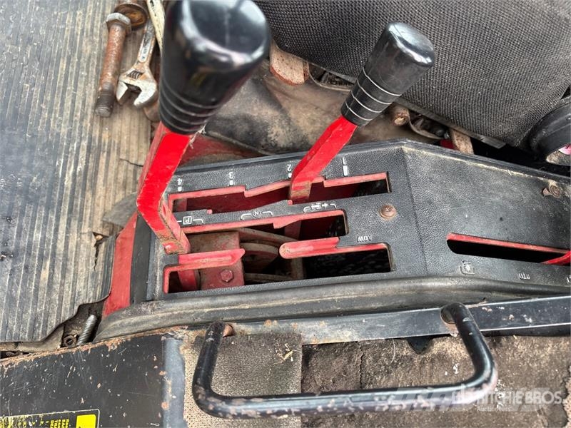 International 1086 2WD Tractor الجرارات