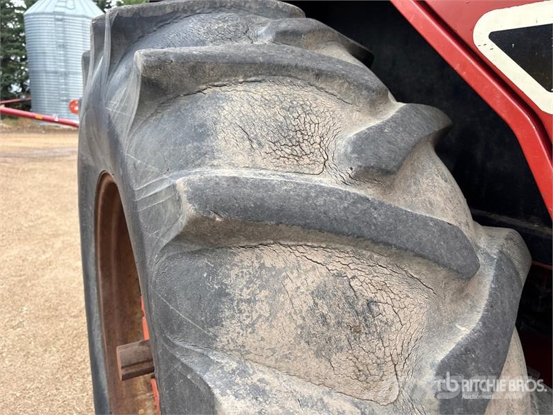 International 1086 2WD Tractor الجرارات