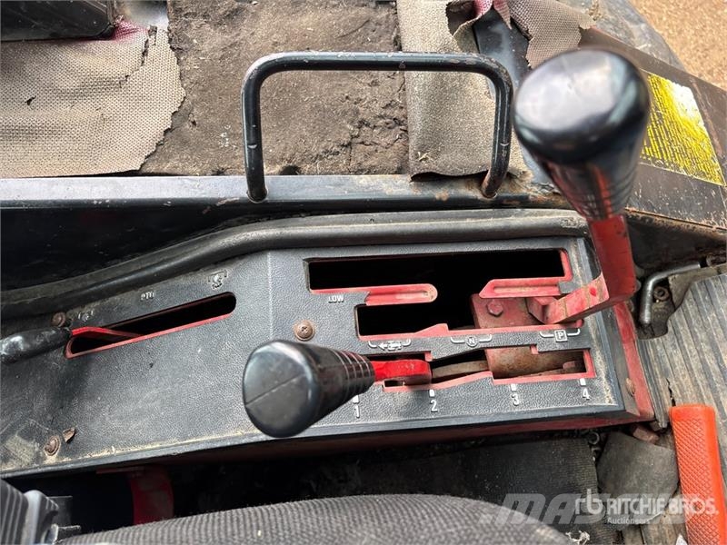 International 1086 2WD Tractor الجرارات