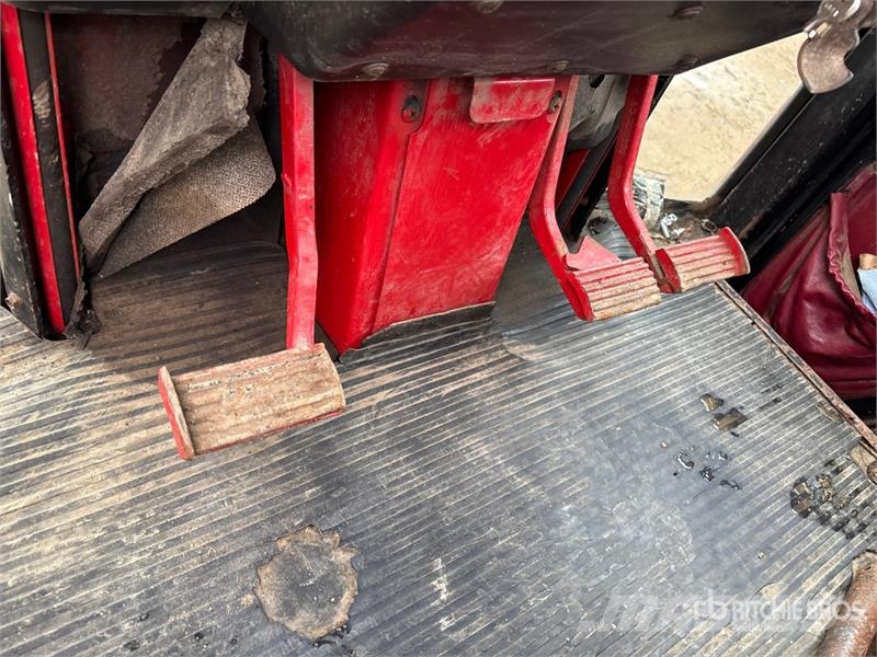 International 1086 2WD Tractor الجرارات