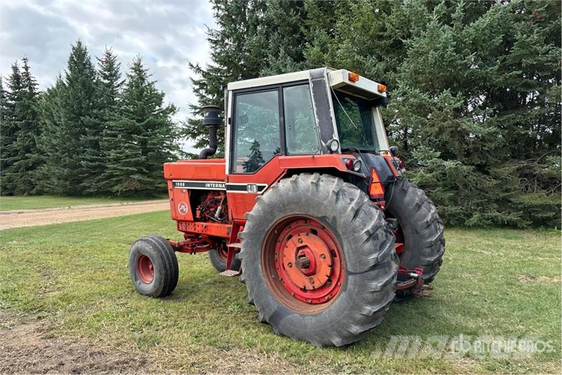 International 1086 2WD Tractor الجرارات