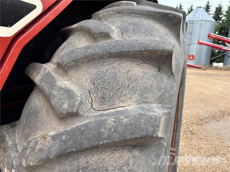 International 1086 2WD Tractor الجرارات