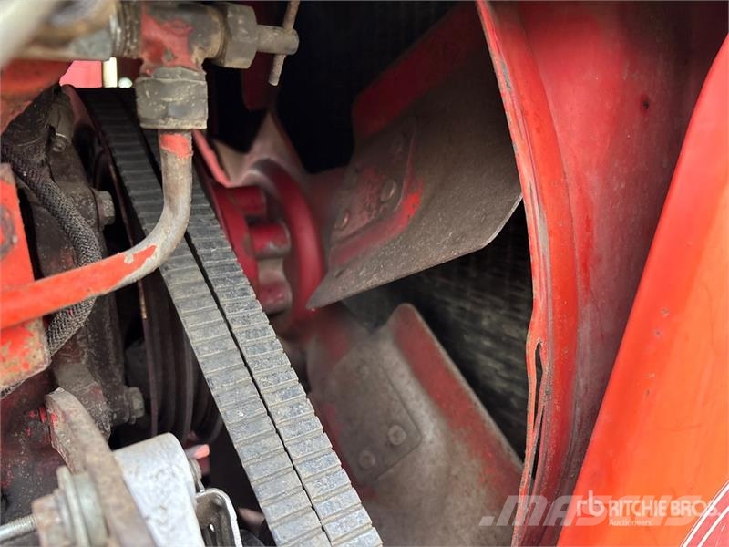 International 1086 2WD Tractor الجرارات