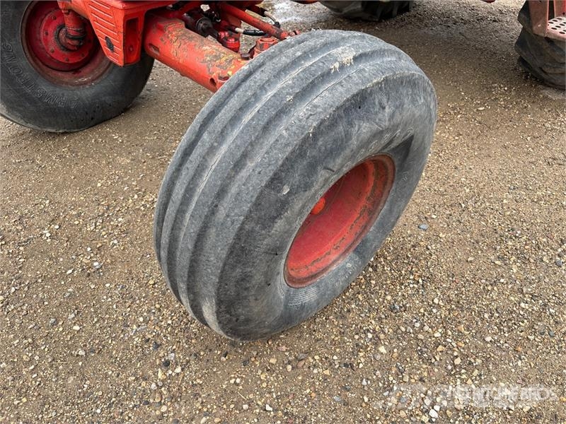 International 1086 2WD Tractor الجرارات
