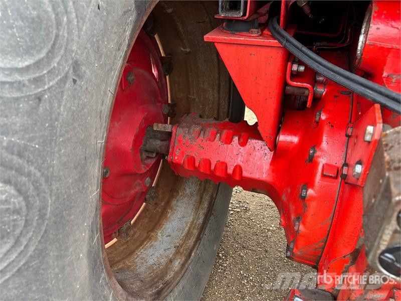 International 1086 2WD Tractor الجرارات