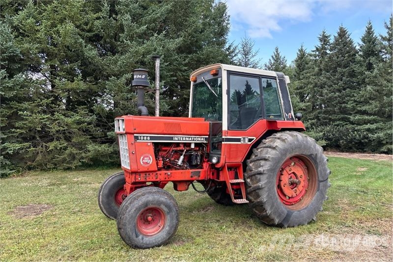 International 1086 2WD Tractor الجرارات