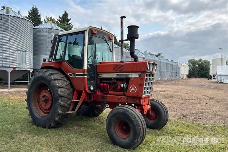 International 1086 2WD Tractor الجرارات